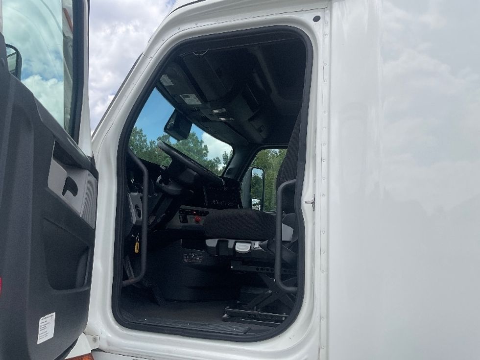 Sleeper Tractor-Heavy Duty Tractors-Freightliner-2021-T12664ST-Little Rock-AR-575,084\n\t\tmiles-$ 59,000 - Image 9