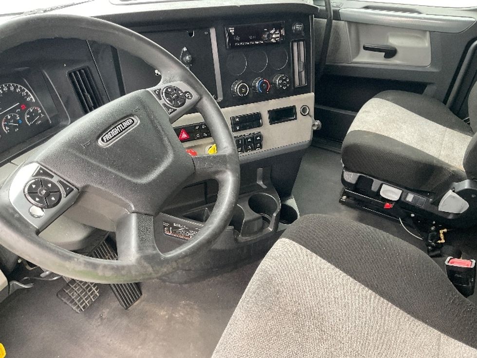Sleeper Tractor-Heavy Duty Tractors-Freightliner-2021-T12664ST-Little Rock-AR-609,885\n\t\tmiles-$ 59,250 - Image 10