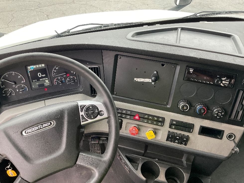 Sleeper Tractor-Heavy Duty Tractors-Freightliner-2021-T12664ST-Little Rock-AR-609,885\n\t\tmiles-$ 59,250 - Image 11