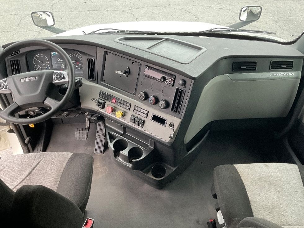 Sleeper Tractor-Heavy Duty Tractors-Freightliner-2021-T12664ST-Little Rock-AR-609,885\n\t\tmiles-$ 59,250 - Image 12