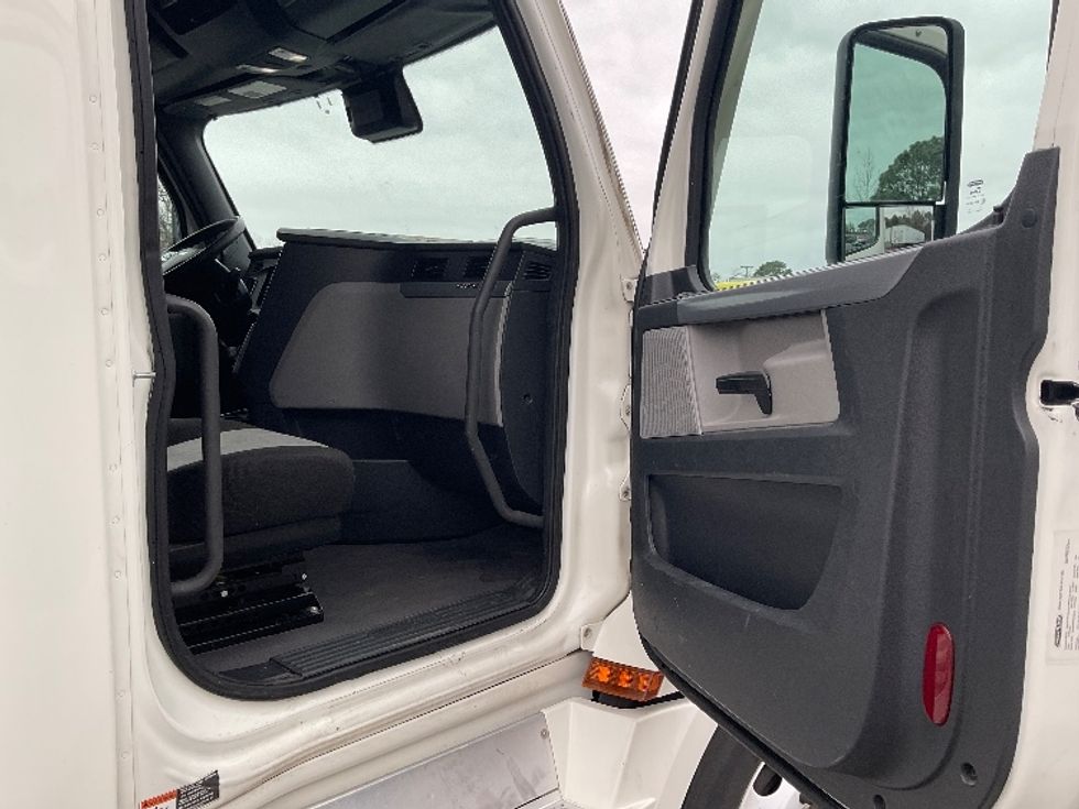 Sleeper Tractor-Heavy Duty Tractors-Freightliner-2021-T12664ST-Little Rock-AR-609,885\n\t\tmiles-$ 59,250 - Image 13