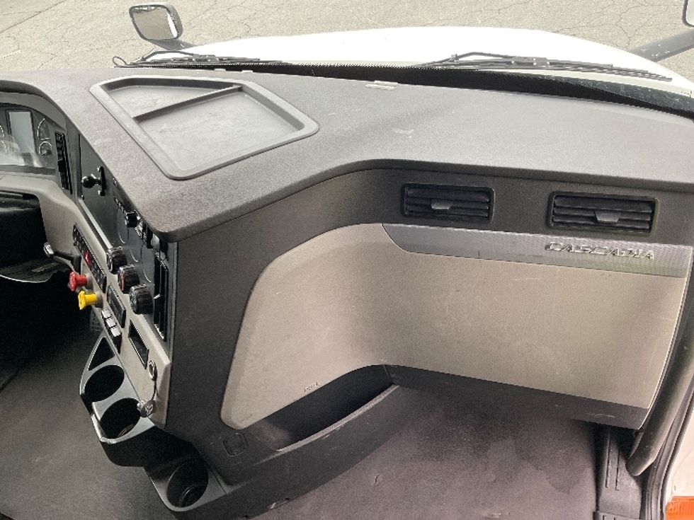 Sleeper Tractor-Heavy Duty Tractors-Freightliner-2021-T12664ST-Little Rock-AR-609,885\n\t\tmiles-$ 59,250 - Image 14