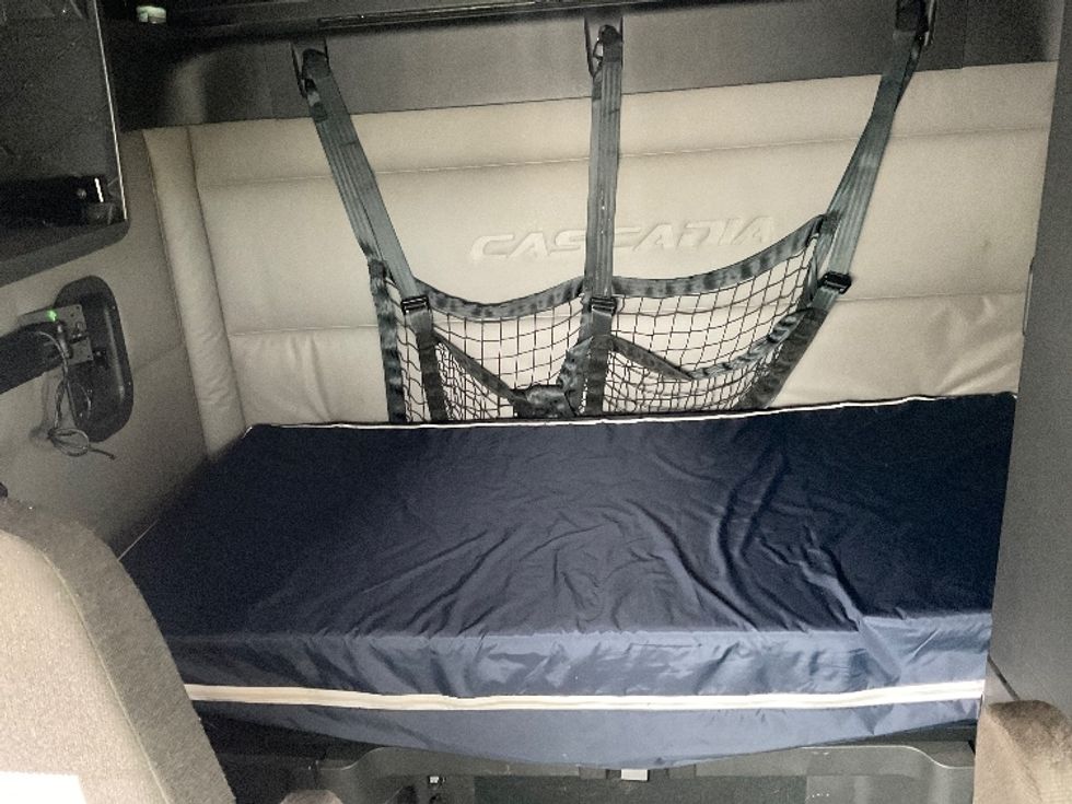 Sleeper Tractor-Heavy Duty Tractors-Freightliner-2021-T12664ST-Little Rock-AR-609,885\n\t\tmiles-$ 59,250 - Image 16