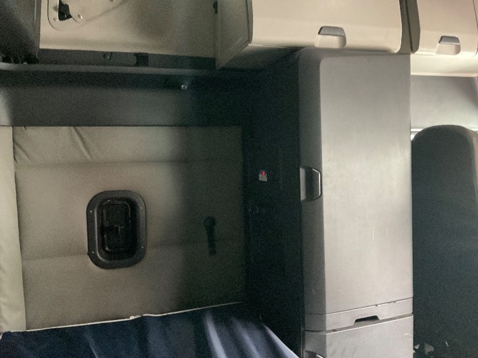 Sleeper Tractor-Heavy Duty Tractors-Freightliner-2021-T12664ST-Little Rock-AR-609,885\n\t\tmiles-$ 59,250 - Image 18