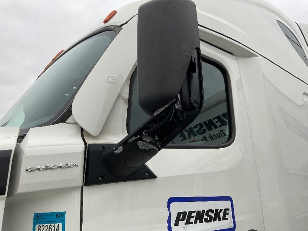 Sleeper Tractor-Heavy Duty Tractors-Freightliner-2021-T12664ST-Little Rock-AR-609,885\n\t\tmiles-$ 59,250 - Image 22