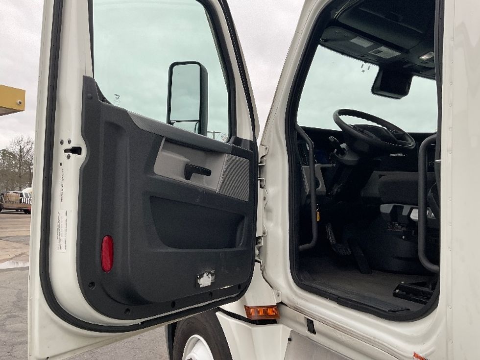 Sleeper Tractor-Heavy Duty Tractors-Freightliner-2021-T12664ST-Little Rock-AR-609,885\n\t\tmiles-$ 59,250 - Image 9