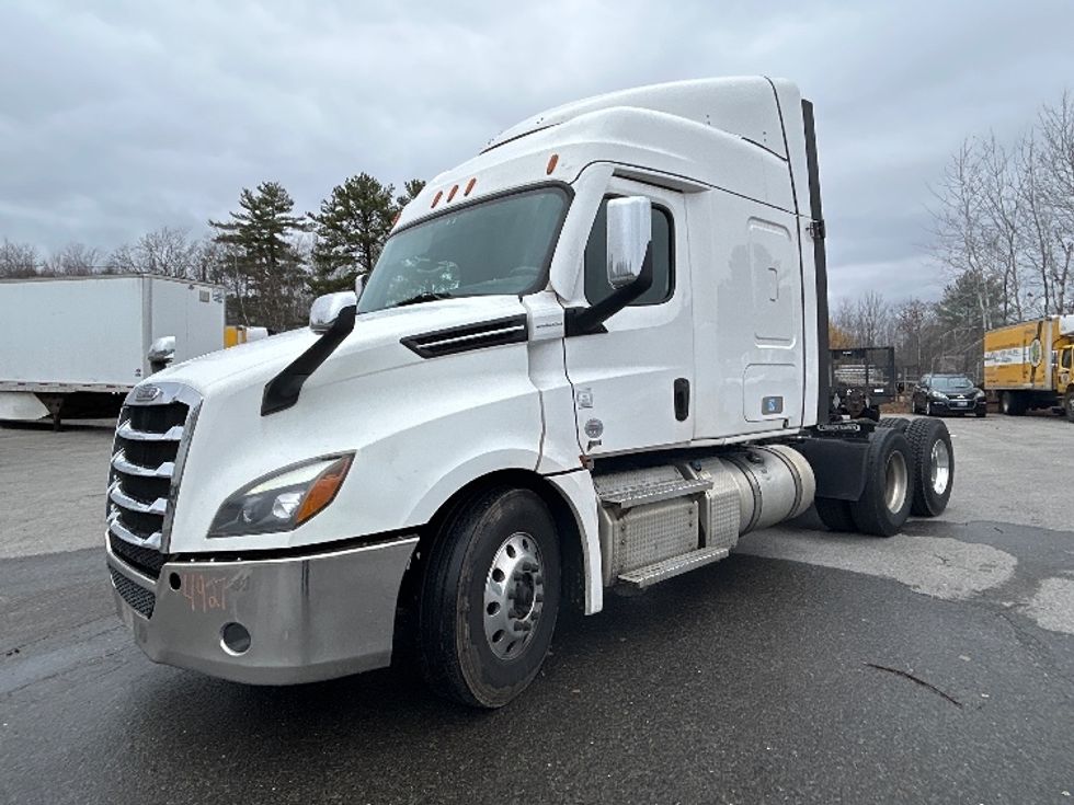 Sleeper Tractor-Heavy Duty Tractors-Freightliner-2021-T12664ST-Londonderry-NH-451,406\n\t\tmiles-$ 64,750 - Image 1
