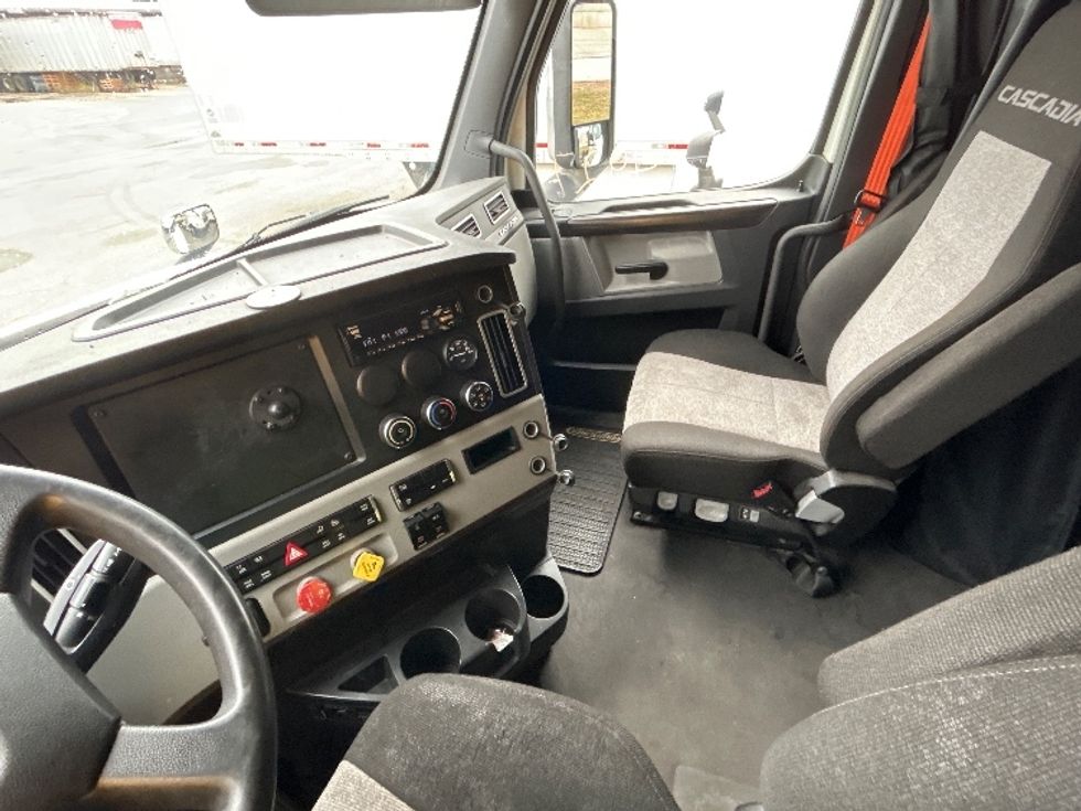 Sleeper Tractor-Heavy Duty Tractors-Freightliner-2021-T12664ST-Londonderry-NH-451,406\n\t\tmiles-$ 64,750 - Image 10