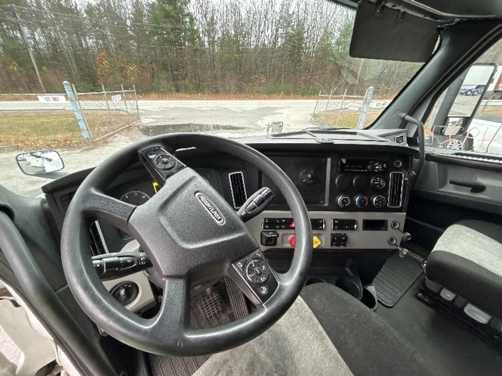 Sleeper Tractor-Heavy Duty Tractors-Freightliner-2021-T12664ST-Londonderry-NH-451,406\n\t\tmiles-$ 64,750 - Image 11