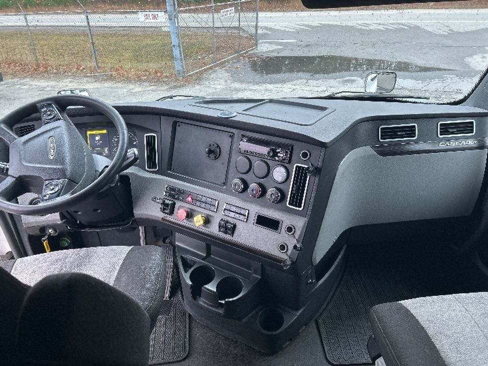 Sleeper Tractor-Heavy Duty Tractors-Freightliner-2021-T12664ST-Londonderry-NH-451,406\n\t\tmiles-$ 64,750 - Image 12