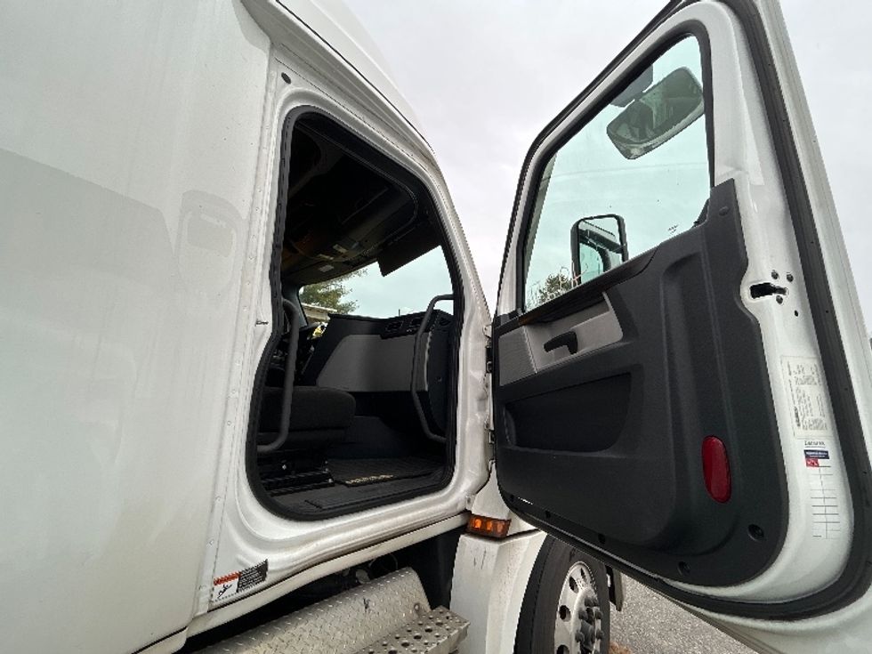 Sleeper Tractor-Heavy Duty Tractors-Freightliner-2021-T12664ST-Londonderry-NH-451,406\n\t\tmiles-$ 64,750 - Image 13