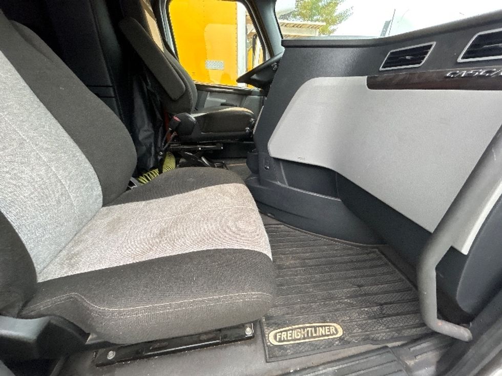 Sleeper Tractor-Heavy Duty Tractors-Freightliner-2021-T12664ST-Londonderry-NH-451,406\n\t\tmiles-$ 64,750 - Image 15
