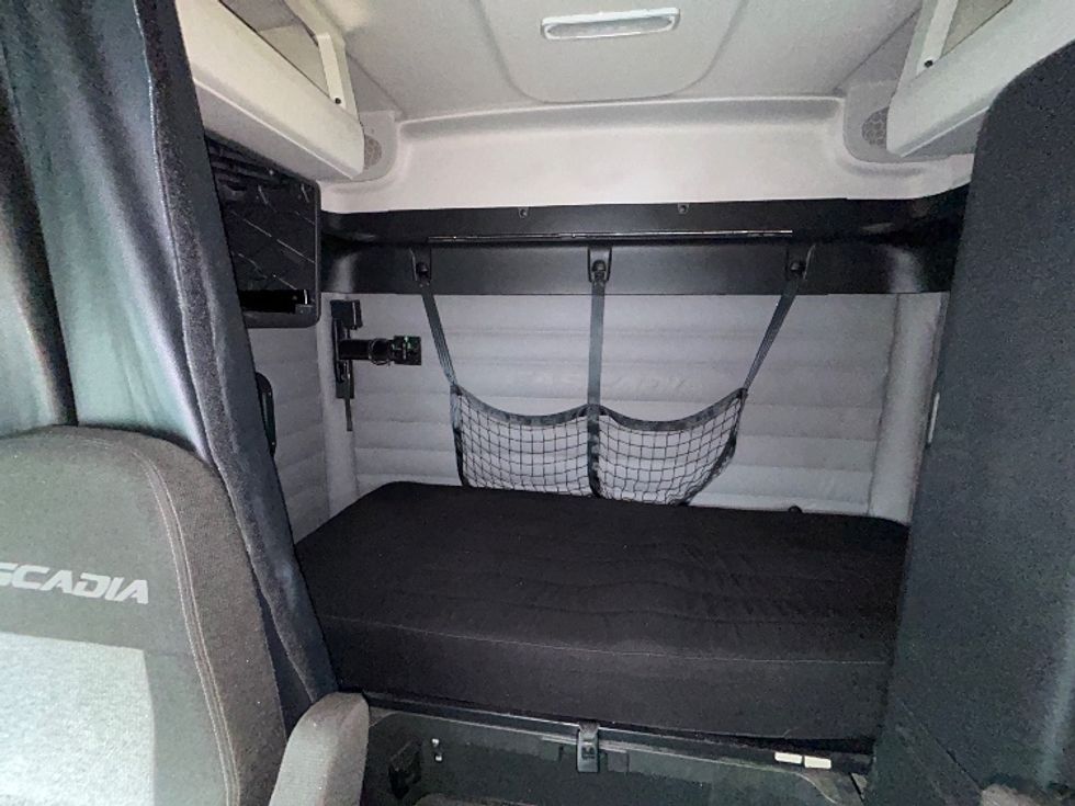 Sleeper Tractor-Heavy Duty Tractors-Freightliner-2021-T12664ST-Londonderry-NH-451,406\n\t\tmiles-$ 64,750 - Image 16