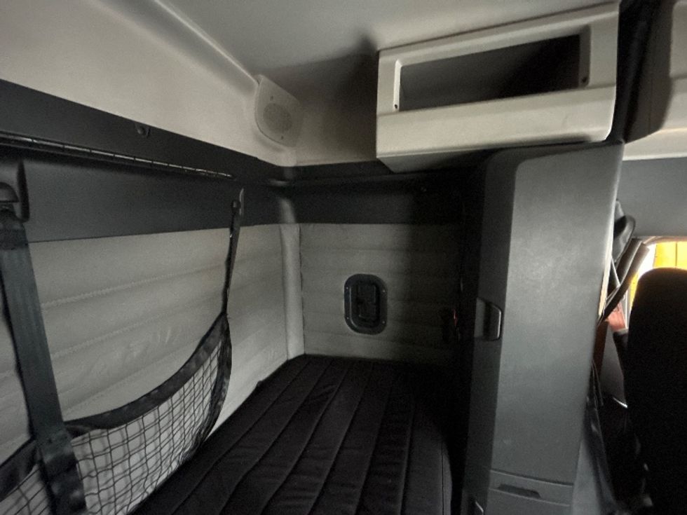 Sleeper Tractor-Heavy Duty Tractors-Freightliner-2021-T12664ST-Londonderry-NH-451,406\n\t\tmiles-$ 64,750 - Image 18