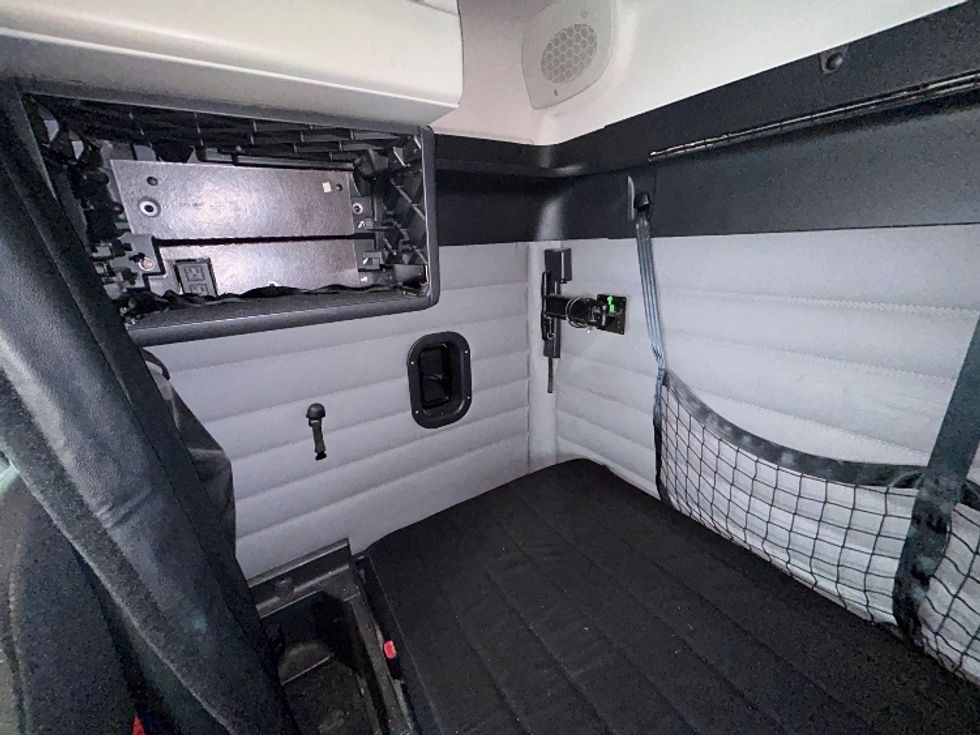 Sleeper Tractor-Heavy Duty Tractors-Freightliner-2021-T12664ST-Londonderry-NH-451,406\n\t\tmiles-$ 64,750 - Image 19