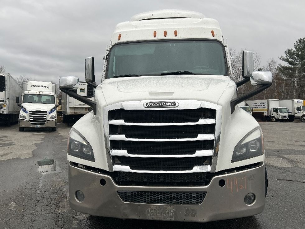 Sleeper Tractor-Heavy Duty Tractors-Freightliner-2021-T12664ST-Londonderry-NH-451,406\n\t\tmiles-$ 64,750 - Image 2