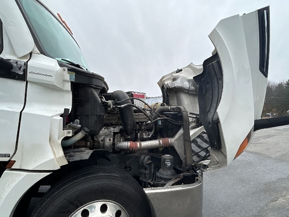 Sleeper Tractor-Heavy Duty Tractors-Freightliner-2021-T12664ST-Londonderry-NH-451,406\n\t\tmiles-$ 64,750 - Image 20