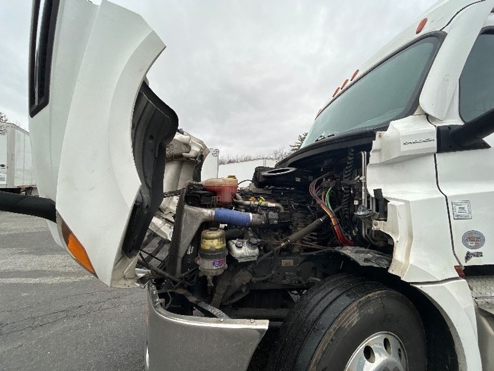 Sleeper Tractor-Heavy Duty Tractors-Freightliner-2021-T12664ST-Londonderry-NH-451,406\n\t\tmiles-$ 64,750 - Image 21