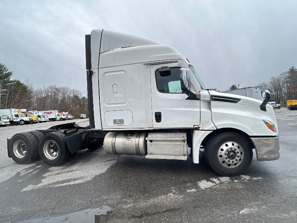 Sleeper Tractor-Heavy Duty Tractors-Freightliner-2021-T12664ST-Londonderry-NH-451,406\n\t\tmiles-$ 64,750 - Image 3