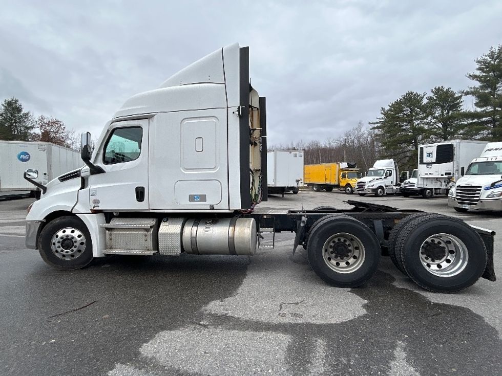 Sleeper Tractor-Heavy Duty Tractors-Freightliner-2021-T12664ST-Londonderry-NH-451,406\n\t\tmiles-$ 64,750 - Image 4