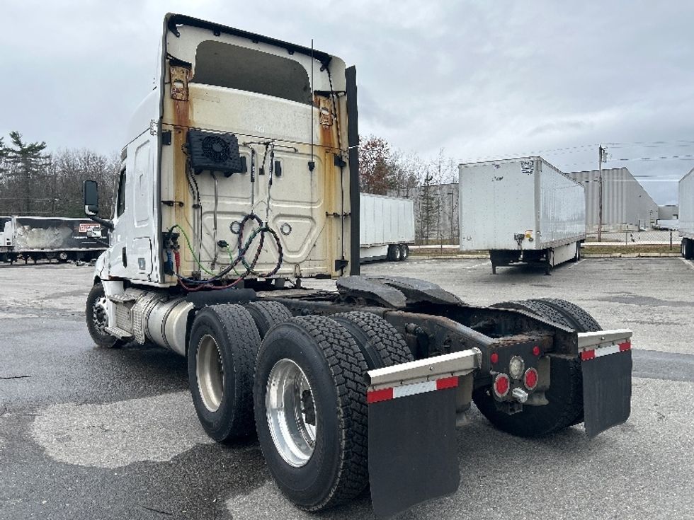 Sleeper Tractor-Heavy Duty Tractors-Freightliner-2021-T12664ST-Londonderry-NH-451,406\n\t\tmiles-$ 64,750 - Image 5