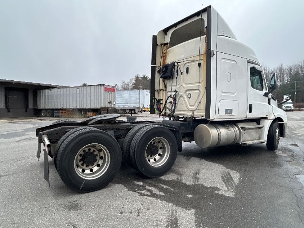 Sleeper Tractor-Heavy Duty Tractors-Freightliner-2021-T12664ST-Londonderry-NH-451,406\n\t\tmiles-$ 64,750 - Image 7