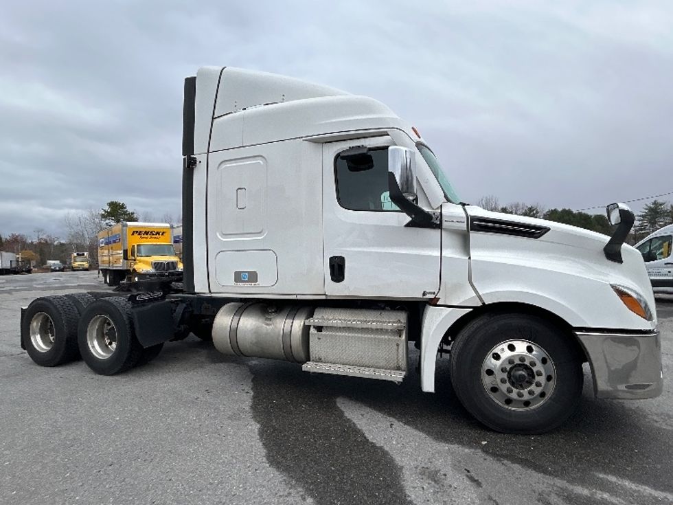 Sleeper Tractor-Heavy Duty Tractors-Freightliner-2021-T12664ST-Londonderry-NH-451,406\n\t\tmiles-$ 64,750 - Image 8
