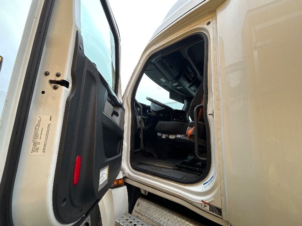 Sleeper Tractor-Heavy Duty Tractors-Freightliner-2021-T12664ST-Londonderry-NH-451,406\n\t\tmiles-$ 64,750 - Image 9