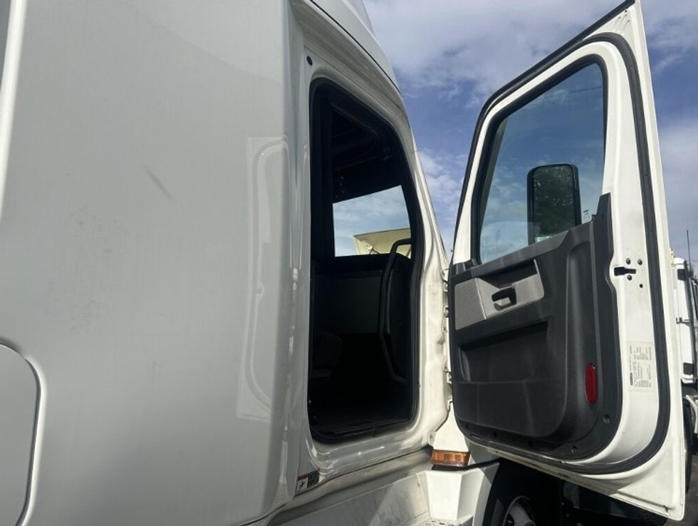 Sleeper Tractor-Heavy Duty Tractors-Freightliner-2021-T12664ST-Londonderry-NH-453,530\n\t\tmiles-$ 66,000 - Image 10