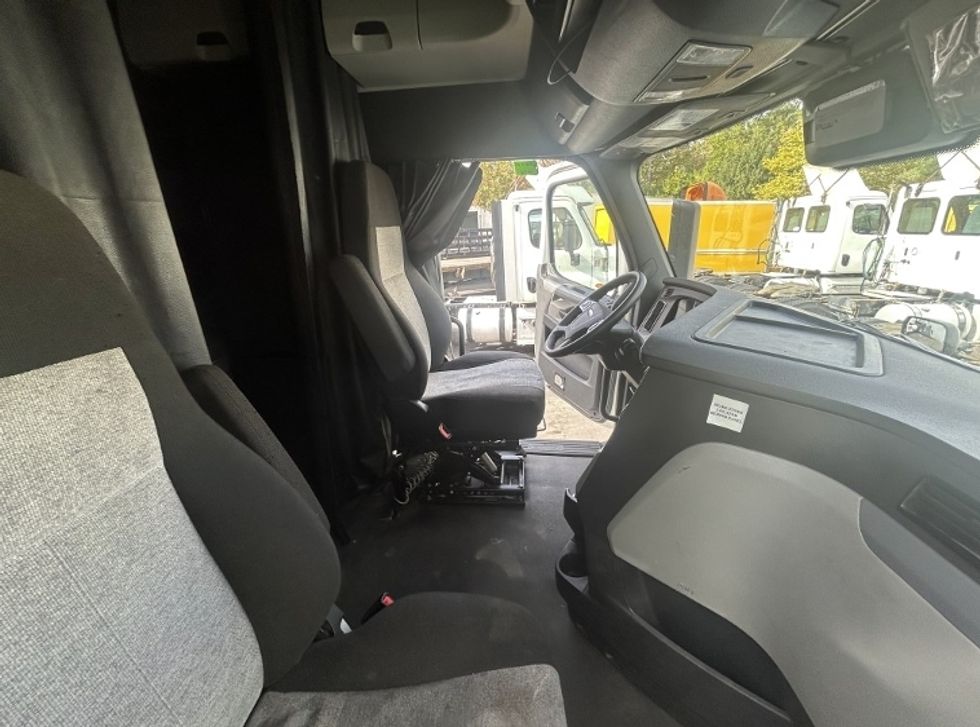 Sleeper Tractor-Heavy Duty Tractors-Freightliner-2021-T12664ST-Londonderry-NH-453,530\n\t\tmiles-$ 66,000 - Image 11