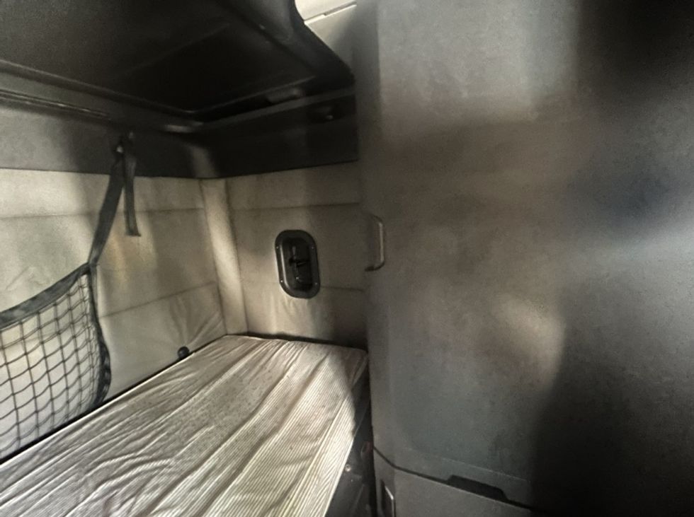 Sleeper Tractor-Heavy Duty Tractors-Freightliner-2021-T12664ST-Londonderry-NH-453,530\n\t\tmiles-$ 66,000 - Image 14