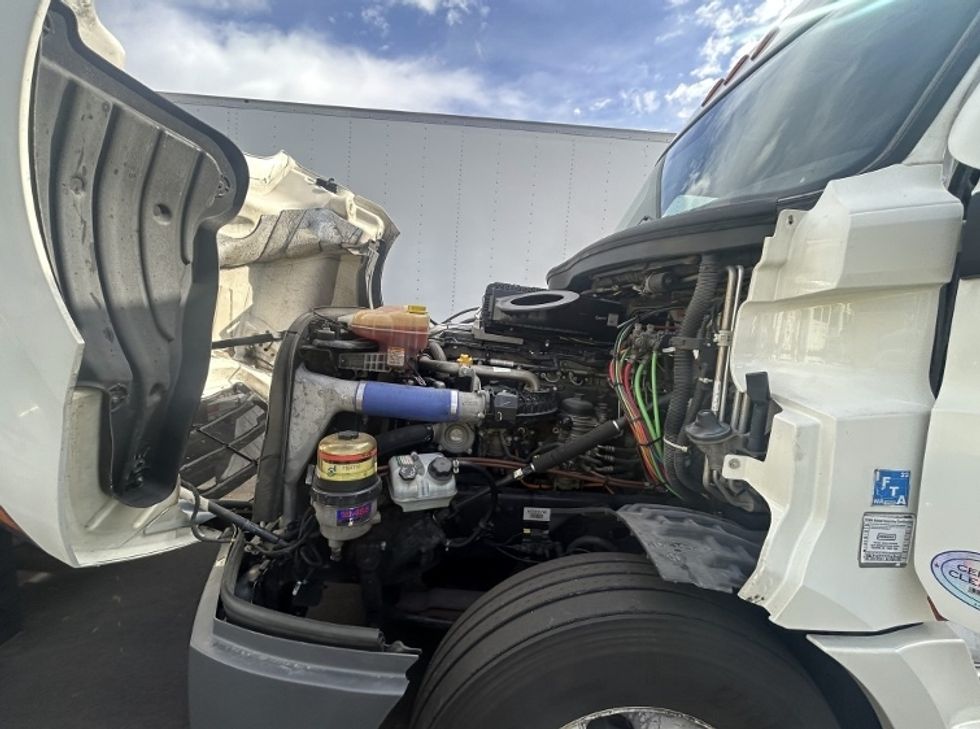 Sleeper Tractor-Heavy Duty Tractors-Freightliner-2021-T12664ST-Londonderry-NH-453,530\n\t\tmiles-$ 66,000 - Image 17