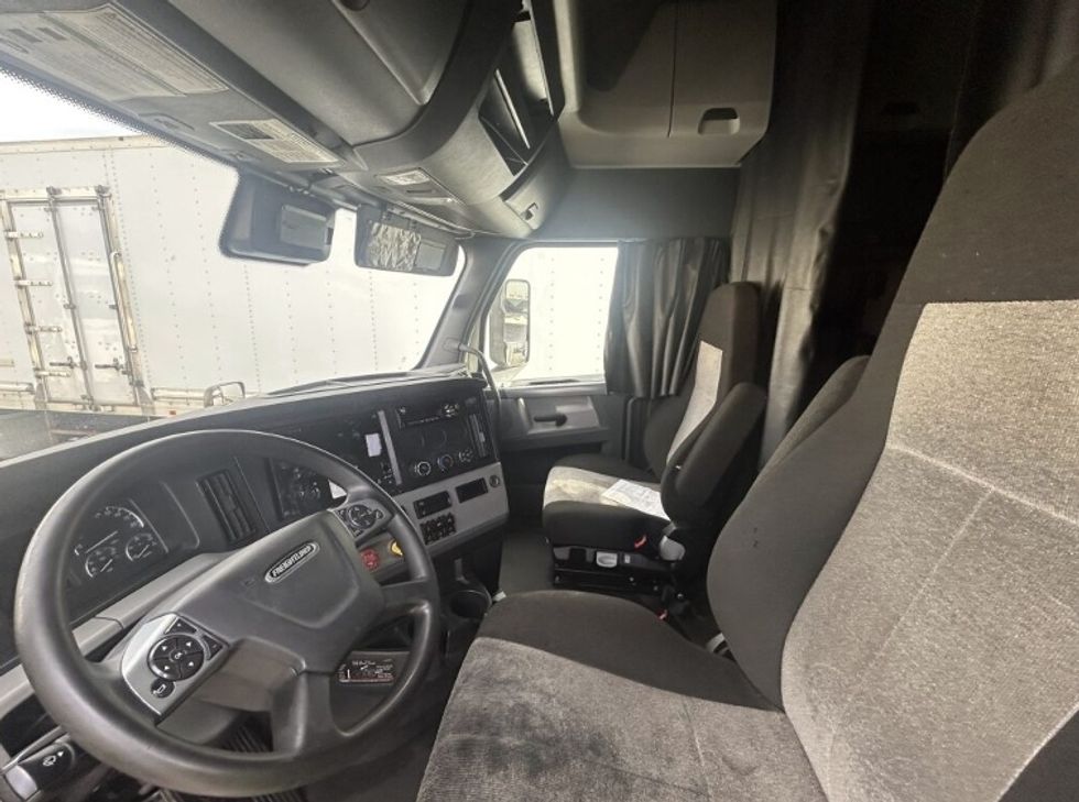 Sleeper Tractor-Heavy Duty Tractors-Freightliner-2021-T12664ST-Londonderry-NH-453,530\n\t\tmiles-$ 66,000 - Image 8