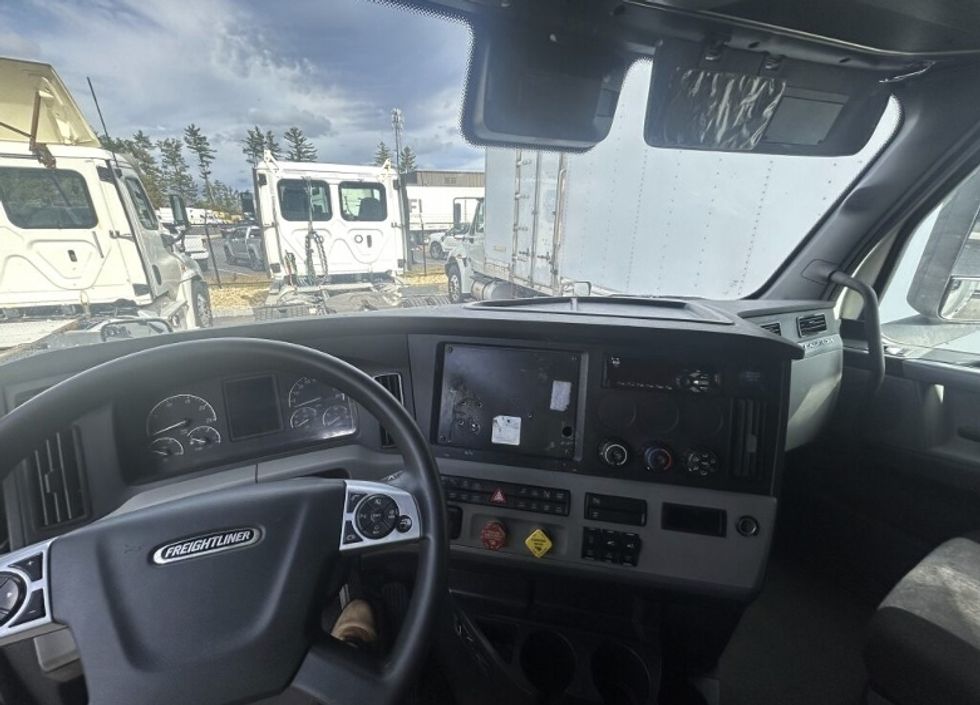 Sleeper Tractor-Heavy Duty Tractors-Freightliner-2021-T12664ST-Londonderry-NH-453,530\n\t\tmiles-$ 66,000 - Image 9
