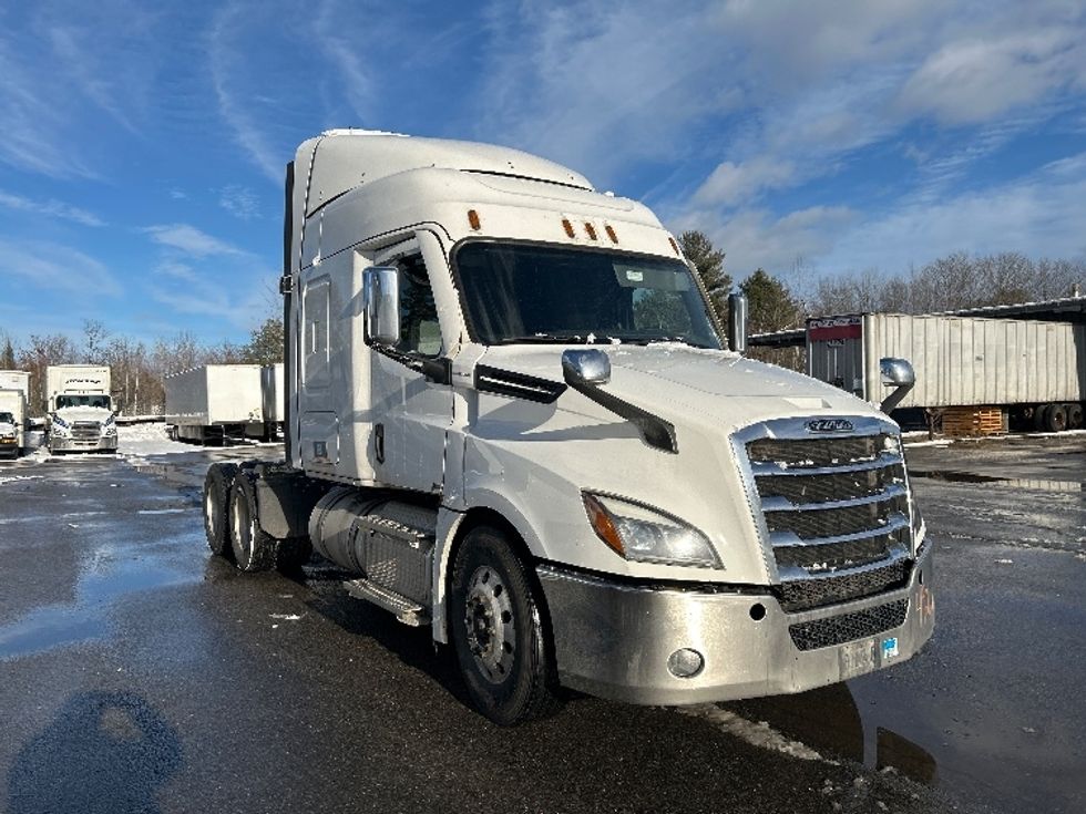 Sleeper Tractor-Heavy Duty Tractors-Freightliner-2021-T12664ST-Londonderry-NH-553,679\n\t\tmiles-$ 52,500 - Image 1