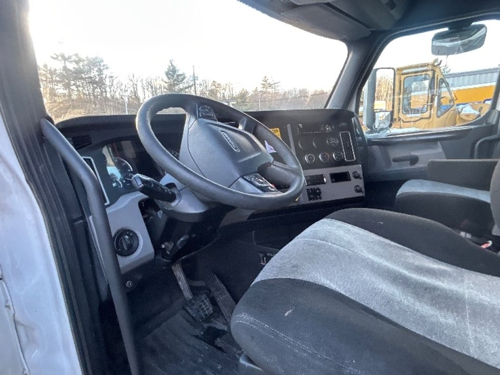 Sleeper Tractor-Heavy Duty Tractors-Freightliner-2021-T12664ST-Londonderry-NH-553,679\n\t\tmiles-$ 52,500 - Image 10