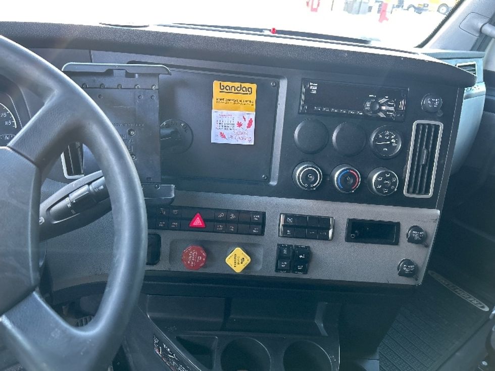 Sleeper Tractor-Heavy Duty Tractors-Freightliner-2021-T12664ST-Londonderry-NH-553,679\n\t\tmiles-$ 52,500 - Image 12