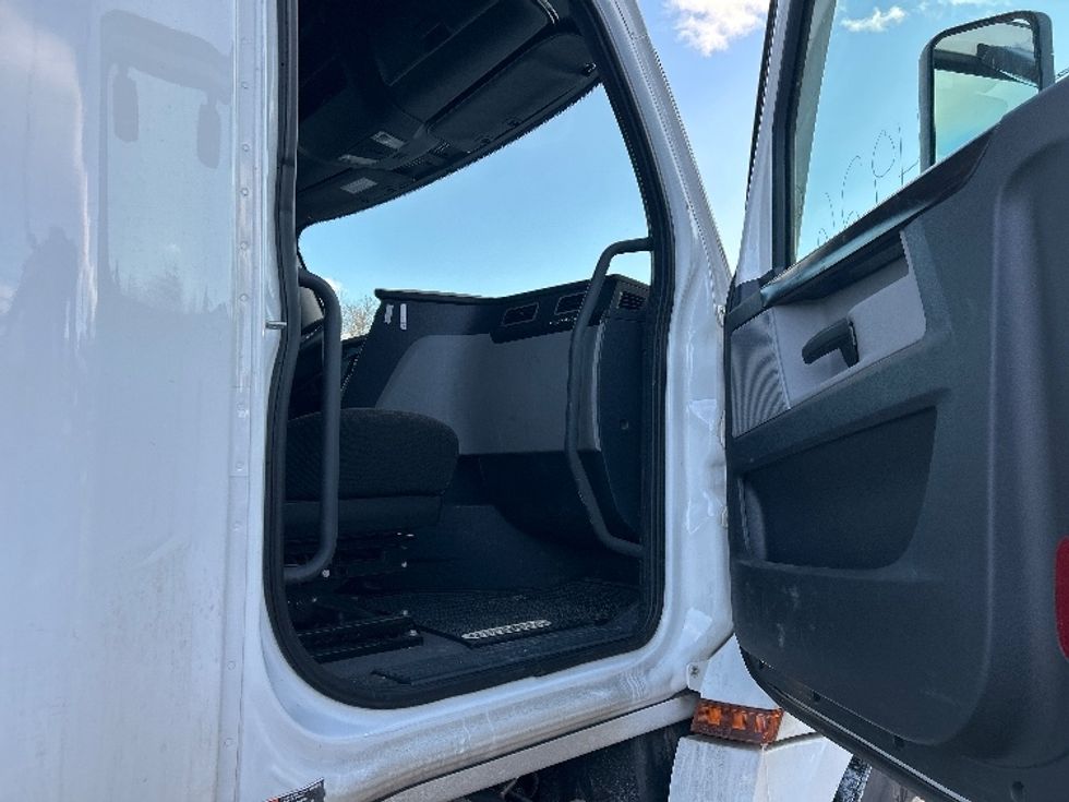 Sleeper Tractor-Heavy Duty Tractors-Freightliner-2021-T12664ST-Londonderry-NH-553,679\n\t\tmiles-$ 52,500 - Image 13