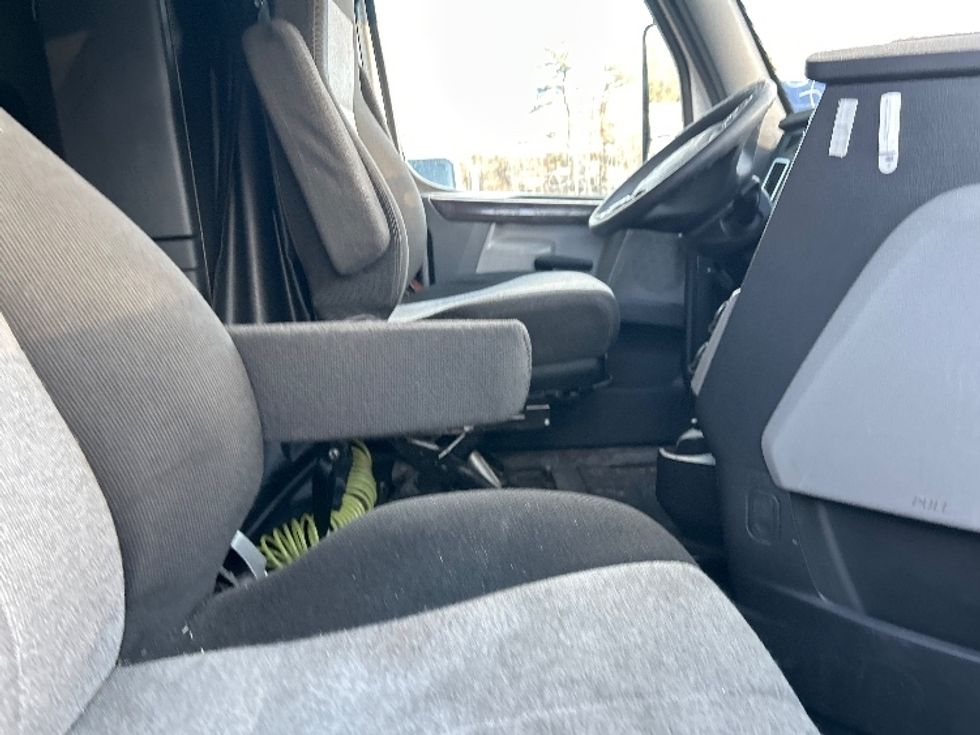 Sleeper Tractor-Heavy Duty Tractors-Freightliner-2021-T12664ST-Londonderry-NH-553,679\n\t\tmiles-$ 52,500 - Image 15