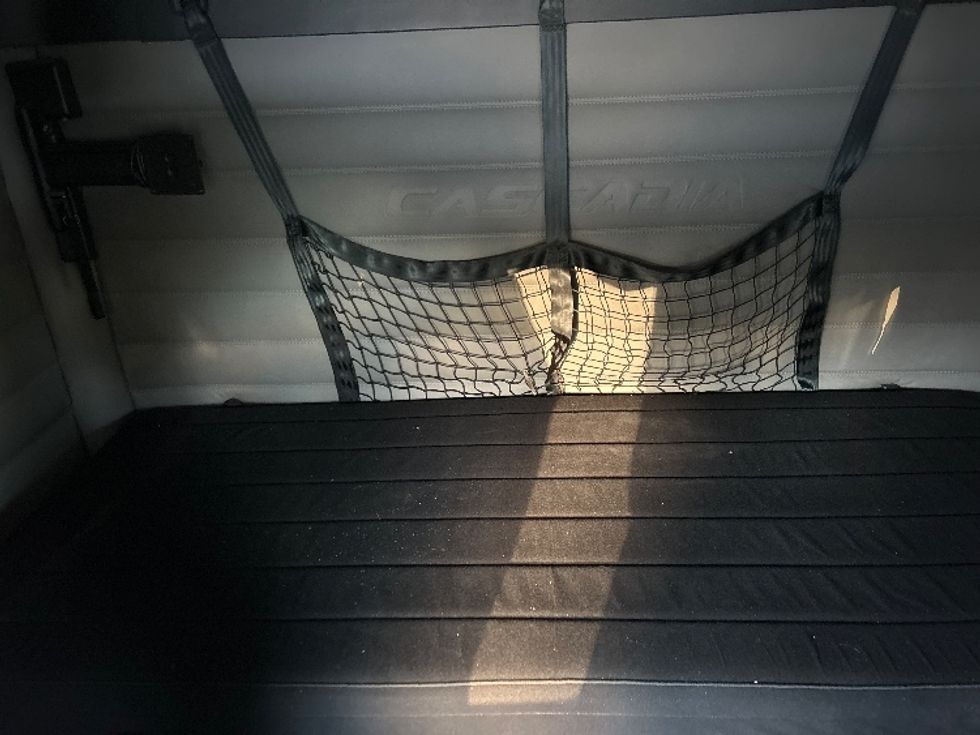 Sleeper Tractor-Heavy Duty Tractors-Freightliner-2021-T12664ST-Londonderry-NH-553,679\n\t\tmiles-$ 52,500 - Image 16