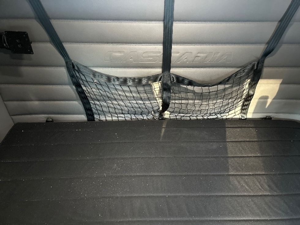 Sleeper Tractor-Heavy Duty Tractors-Freightliner-2021-T12664ST-Londonderry-NH-553,679\n\t\tmiles-$ 52,500 - Image 17