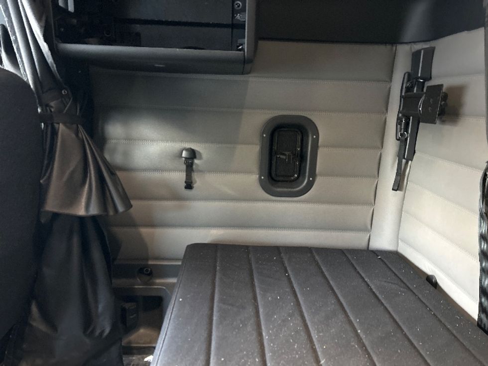 Sleeper Tractor-Heavy Duty Tractors-Freightliner-2021-T12664ST-Londonderry-NH-553,679\n\t\tmiles-$ 52,500 - Image 18