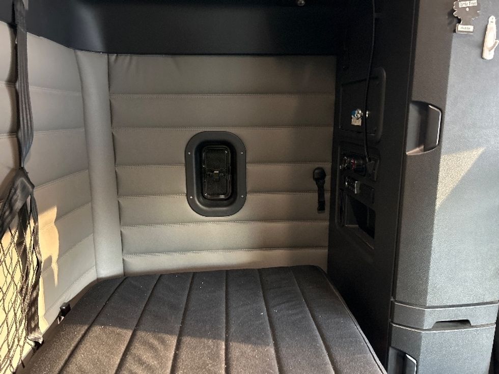 Sleeper Tractor-Heavy Duty Tractors-Freightliner-2021-T12664ST-Londonderry-NH-553,679\n\t\tmiles-$ 52,500 - Image 19