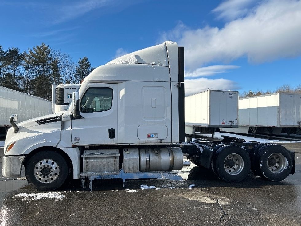 Sleeper Tractor-Heavy Duty Tractors-Freightliner-2021-T12664ST-Londonderry-NH-553,679\n\t\tmiles-$ 52,500 - Image 4