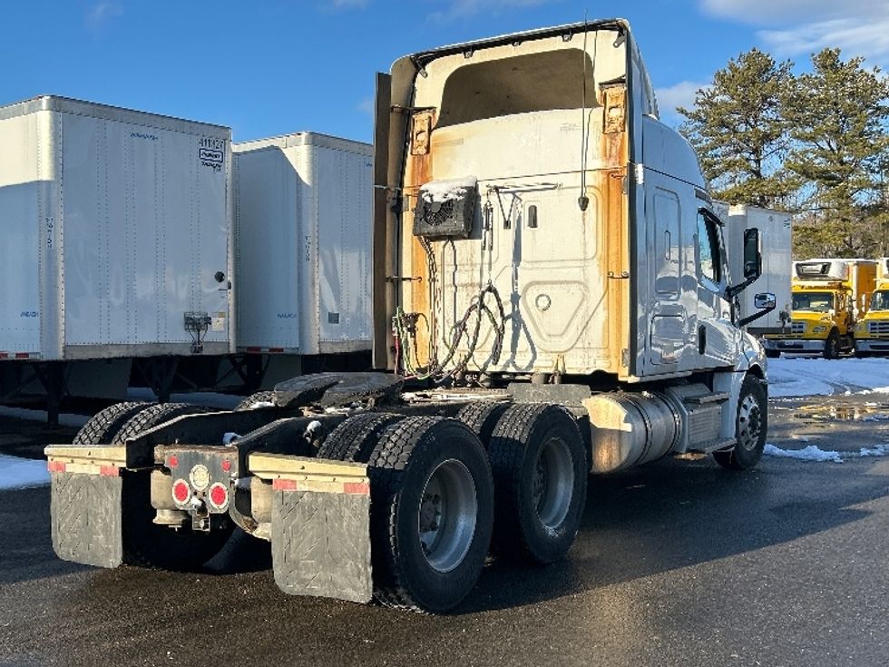 Sleeper Tractor-Heavy Duty Tractors-Freightliner-2021-T12664ST-Londonderry-NH-553,679\n\t\tmiles-$ 52,500 - Image 7