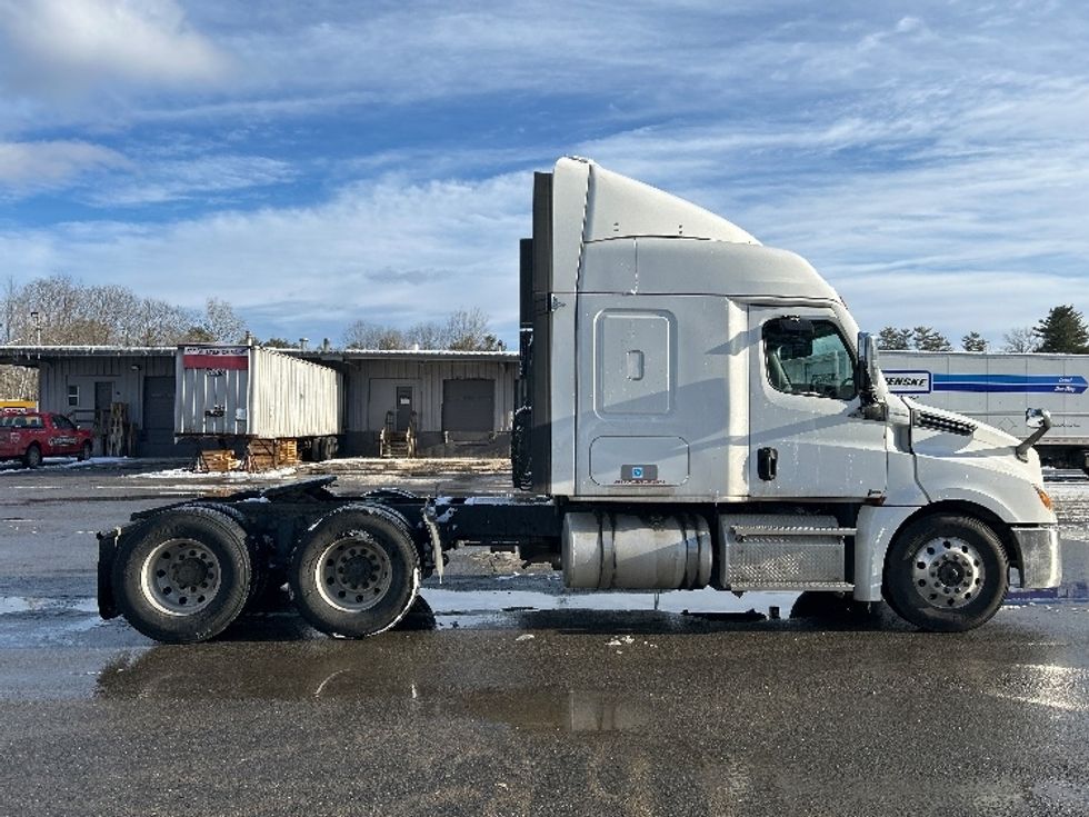 Sleeper Tractor-Heavy Duty Tractors-Freightliner-2021-T12664ST-Londonderry-NH-553,679\n\t\tmiles-$ 52,500 - Image 8