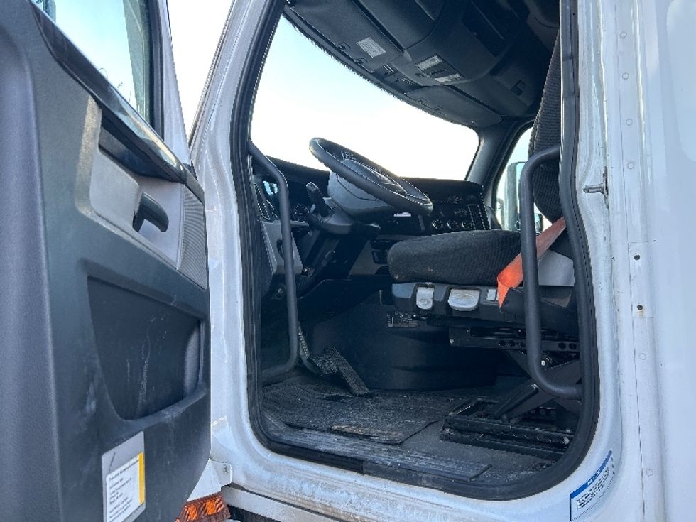 Sleeper Tractor-Heavy Duty Tractors-Freightliner-2021-T12664ST-Londonderry-NH-553,679\n\t\tmiles-$ 52,500 - Image 9