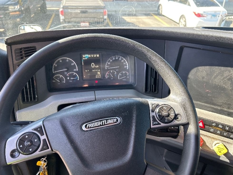 Sleeper Tractor-Heavy Duty Tractors-Freightliner-2021-T12664ST-Londonderry-NH-600,011\n\t\tmiles-$ 53,500 - Image 10