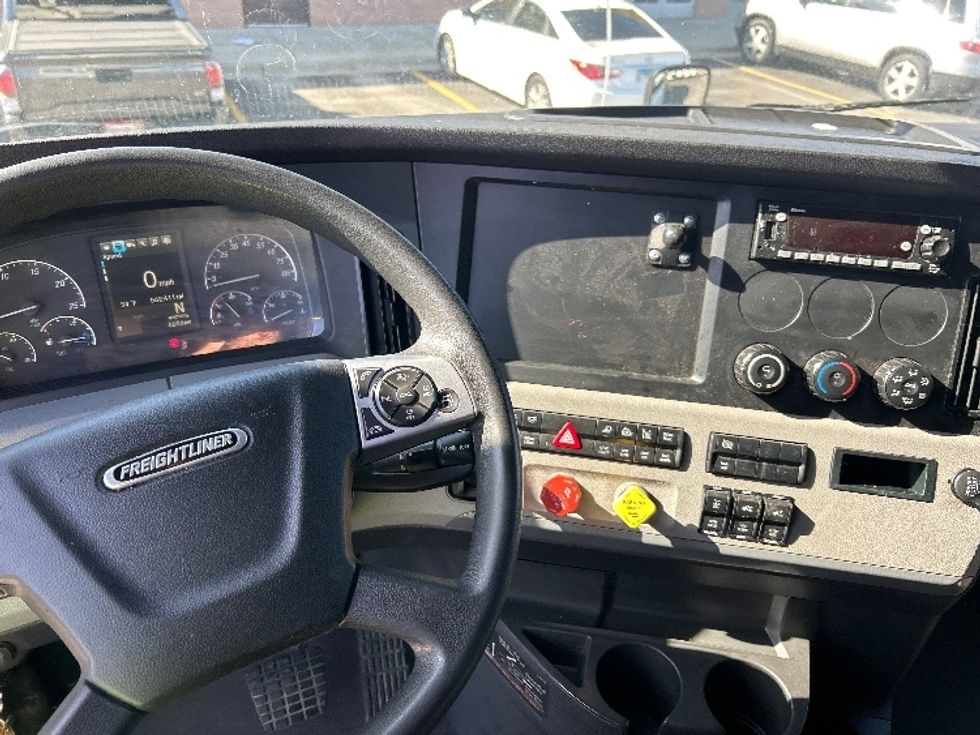 Sleeper Tractor-Heavy Duty Tractors-Freightliner-2021-T12664ST-Londonderry-NH-600,011\n\t\tmiles-$ 53,500 - Image 11