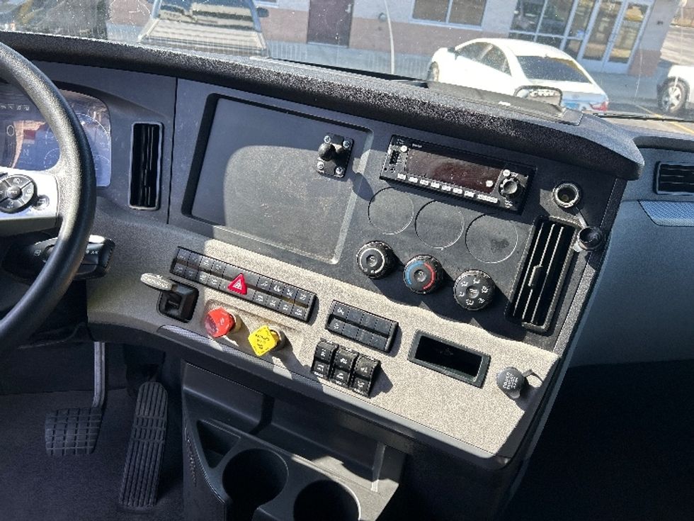Sleeper Tractor-Heavy Duty Tractors-Freightliner-2021-T12664ST-Londonderry-NH-600,011\n\t\tmiles-$ 53,500 - Image 12